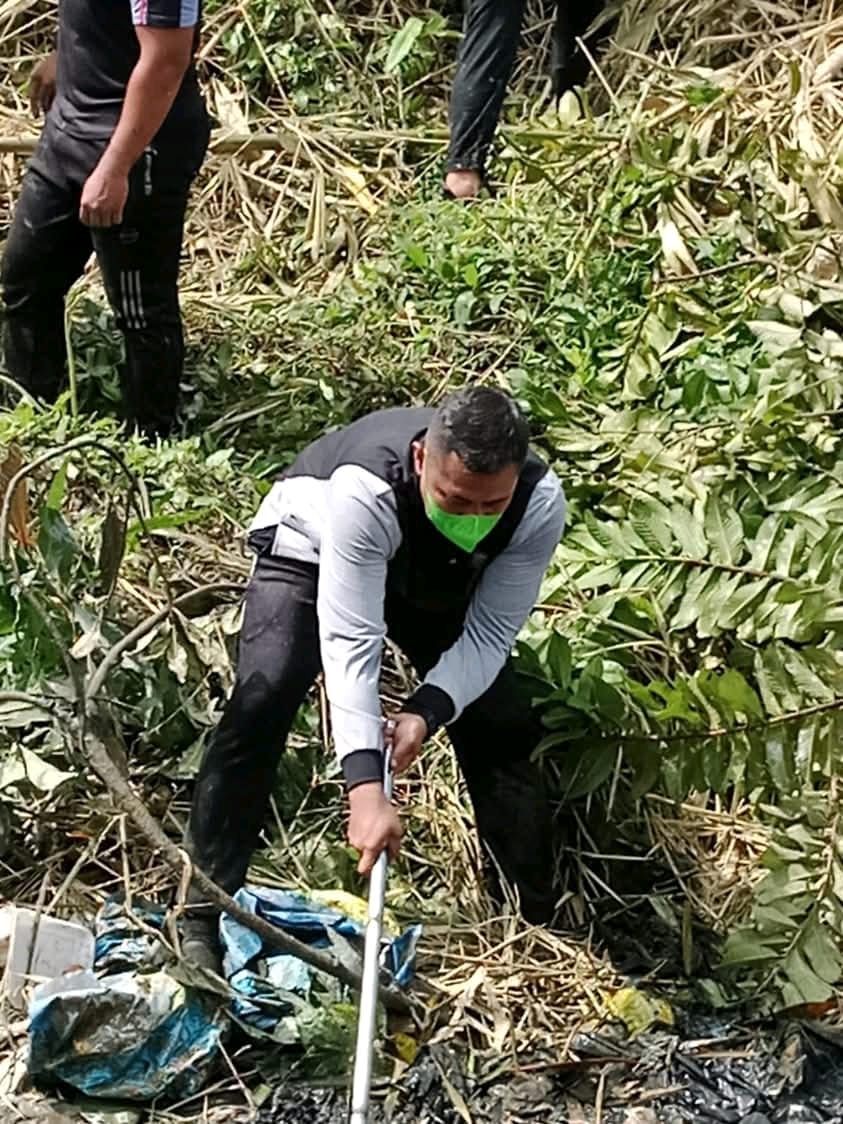 Cegah Banjir, Perangkat Kecamatan TBS Bersama Elemen Masyarakat Bersatu Padu Bersihkan Enceng Gondok dan Sampah di Sungai Buaya Kelurahan TB Kota II