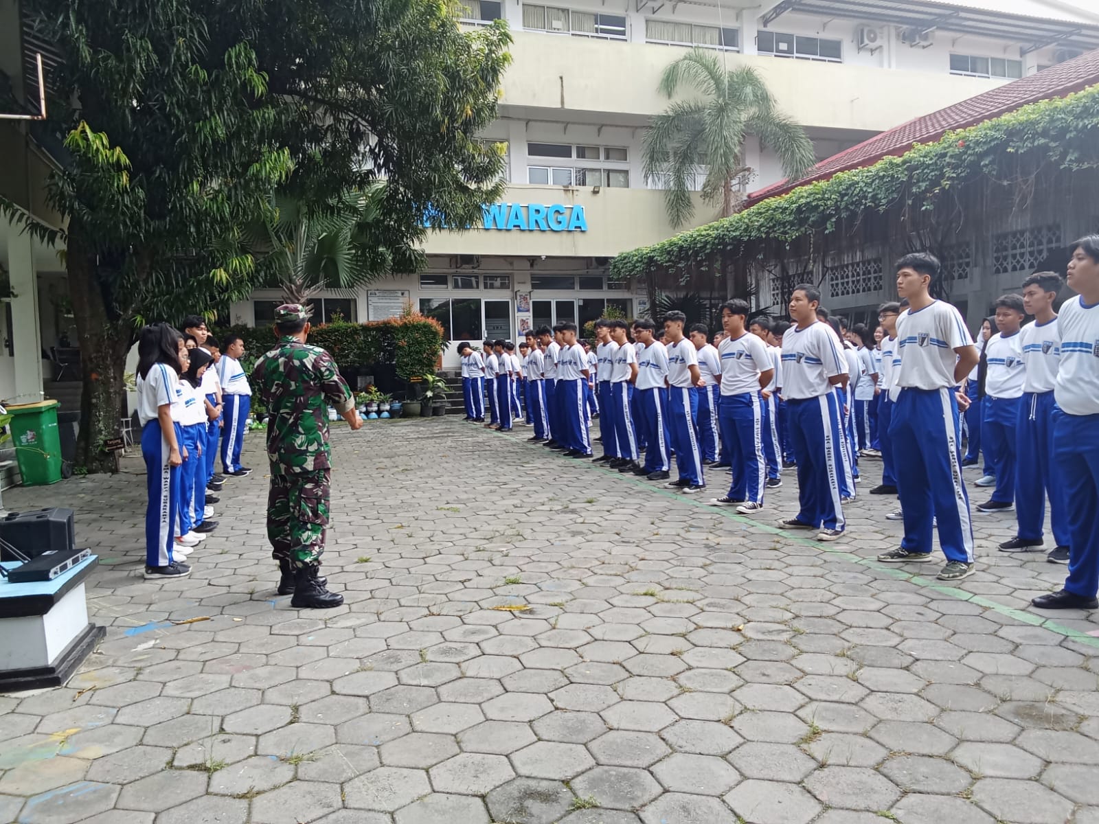 Tingkatkan Kedisiplinan Usai Liburan Sekolah, Babinsa Tegalharjo Berikan Pelatihan PBB Di SMA WARGA