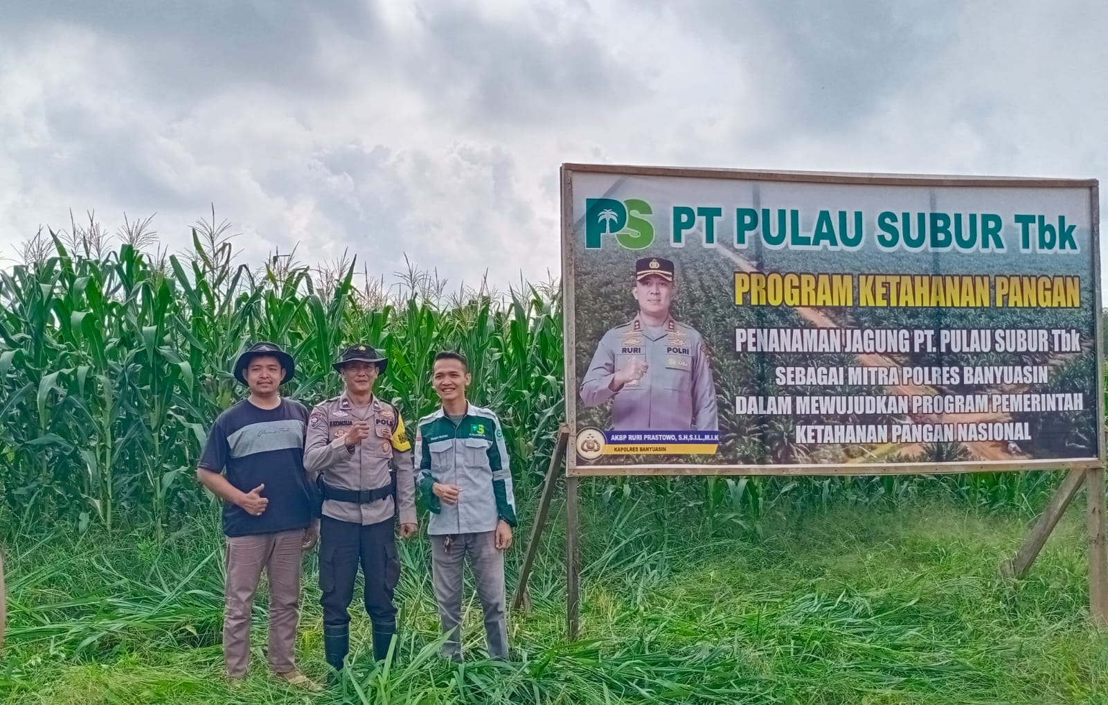 Pantau Tanaman Jagung, Aipda Fkomsija Pastikan Tanaman Tumbuh Dengan Baik dan Siap Panen