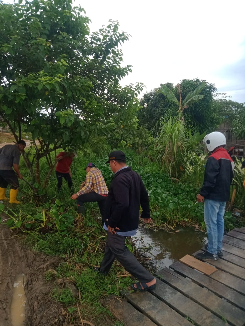 Camat Indra Adiguna Gotong Royong Bersihkan Aliran Sungai di Wilayah Kecamatan Datuk Bandar Timur