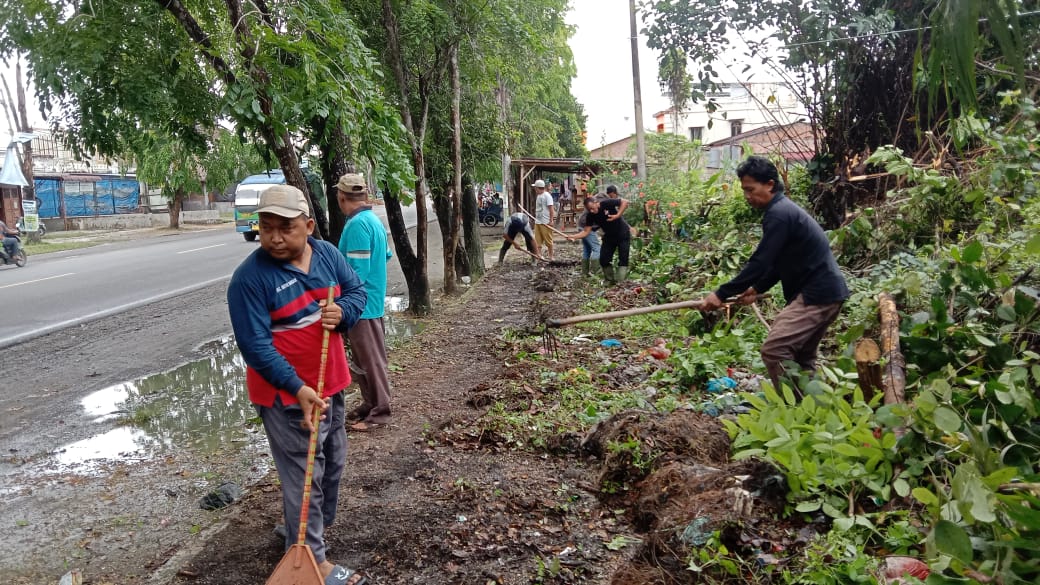 Gotong Royong Serentak Se Kecamatan Datuk Bandar Bersama Warga Masyarakat Sekitar