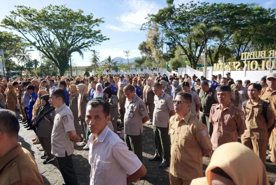 Pasca Lebaran, Bupati Khairunas Soroti Kinerja ASN dalam Apel Gabungan