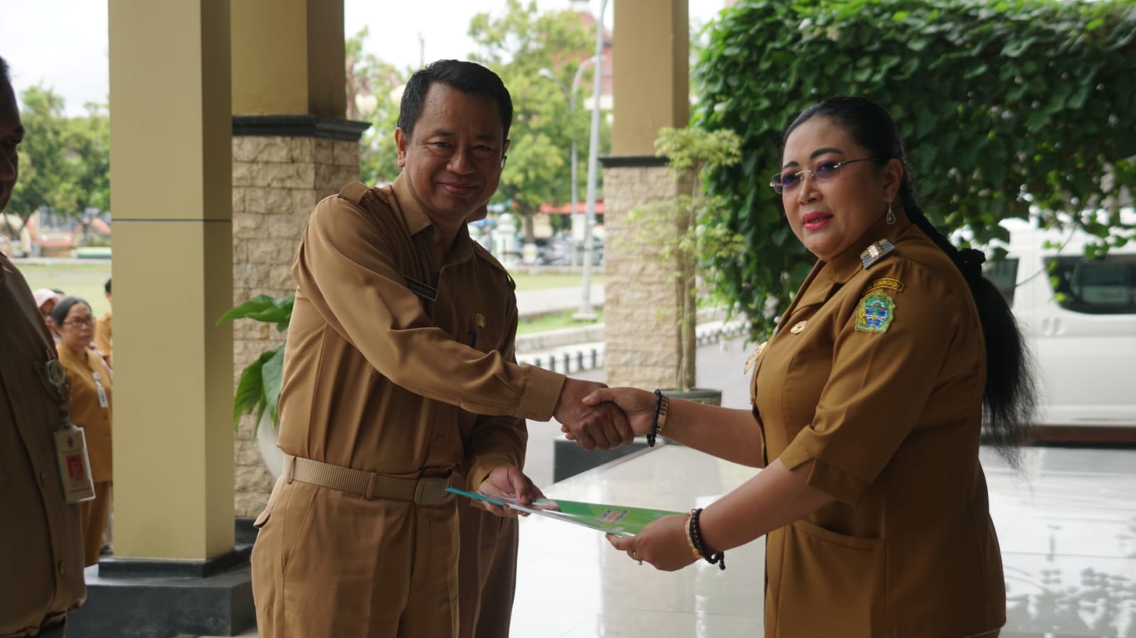 Bupati Gunungkidul Endah Subekti Kuntariningsih memimpin langsung apel pegawai yang rutin dilaksanakan setiap Senin,