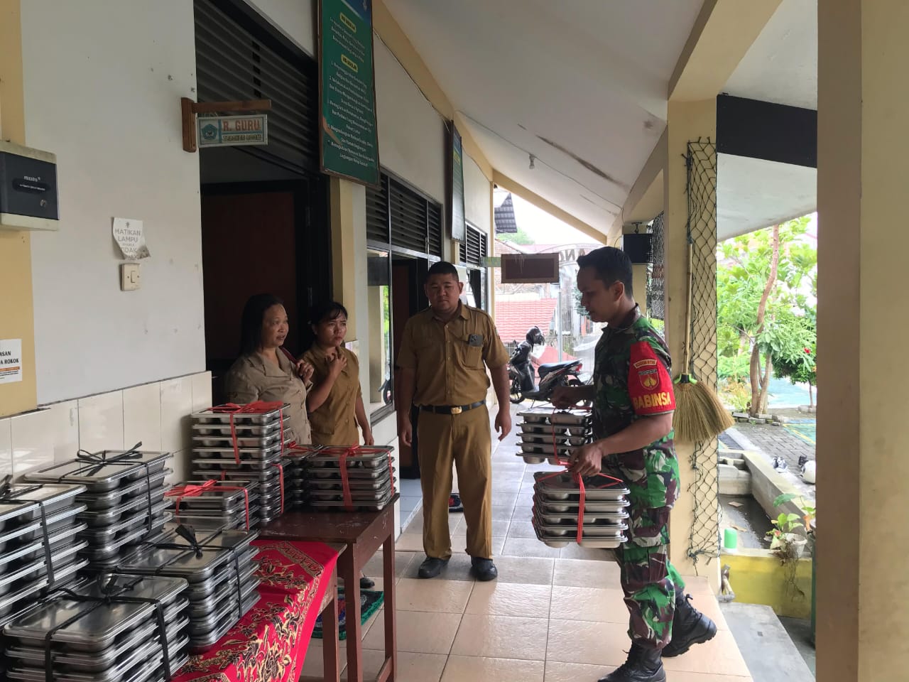 TNI Siap Mendukung Penuh Program Pemerintah” Babinsa Jagalan Bantu Pendistribusian Makanan Bergizi