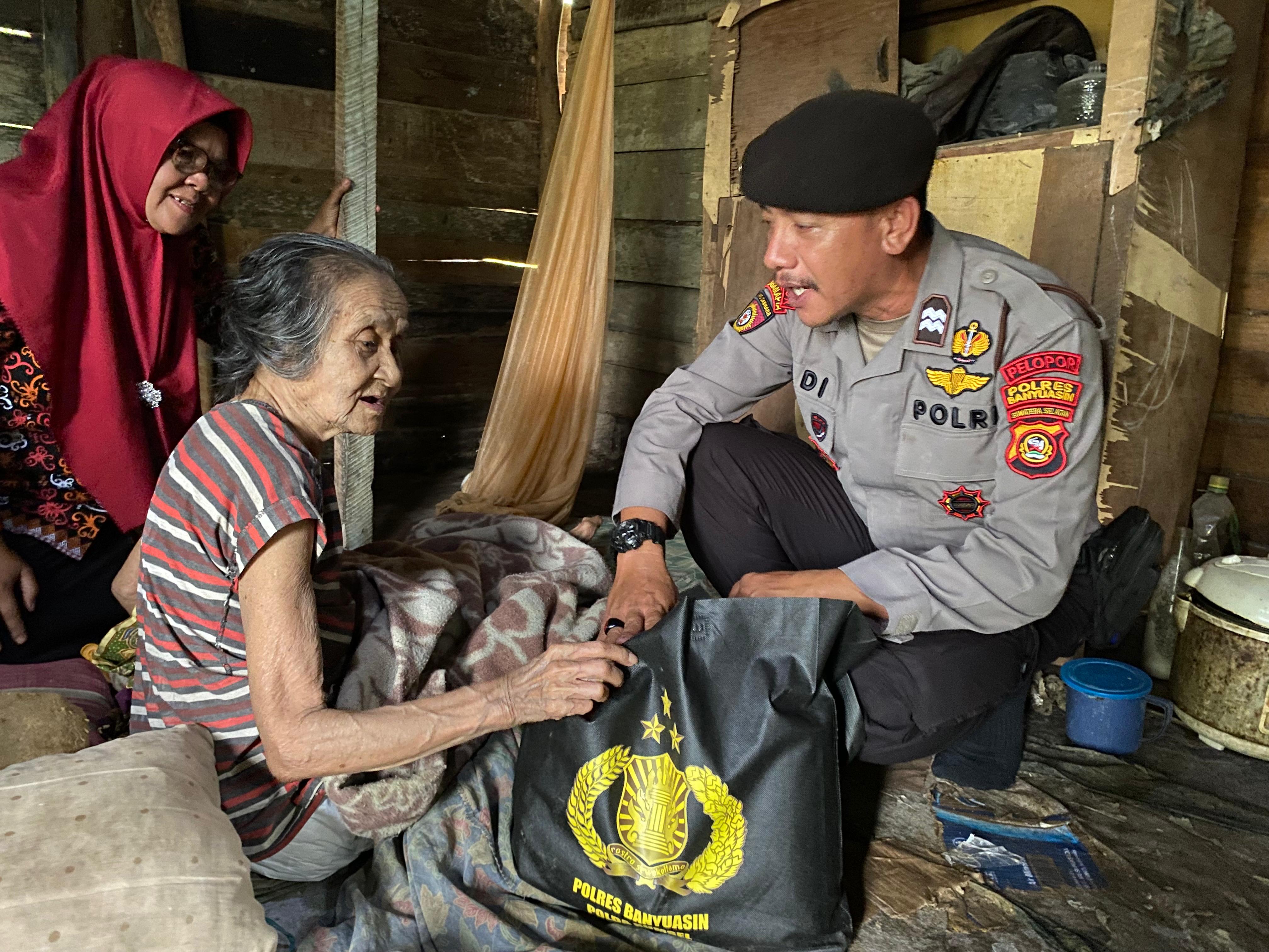 Polres Banyuasin Peduli, Bagikan Paket Sembako Kepada Warga Kurang Mampu
