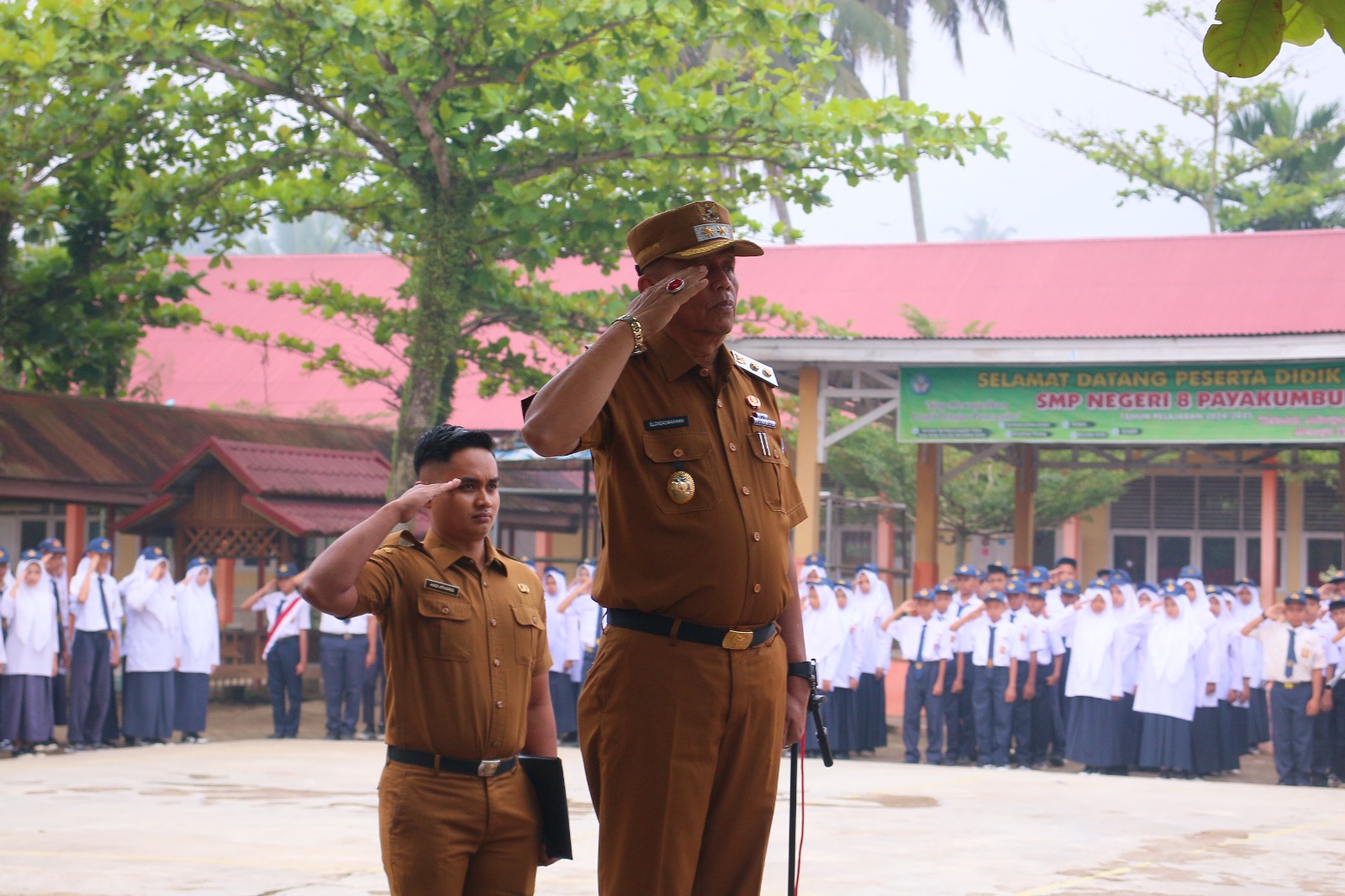 Wakil Walikota Payakumbuh Jadi Pembina Upacara Bendera  di SMP  8