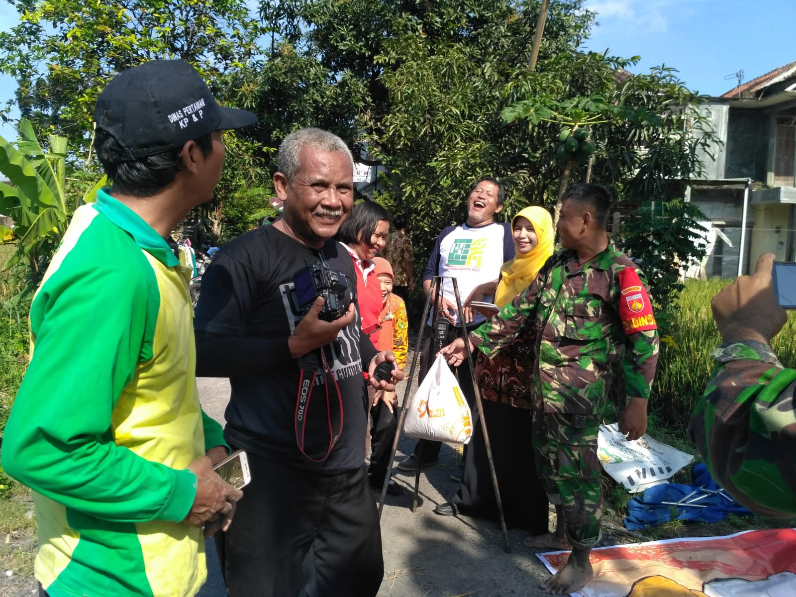 Lakukan Pengubinan, Babinsa Banjarsari Bersinergi Untuk Meningkatkan Produksi Padi