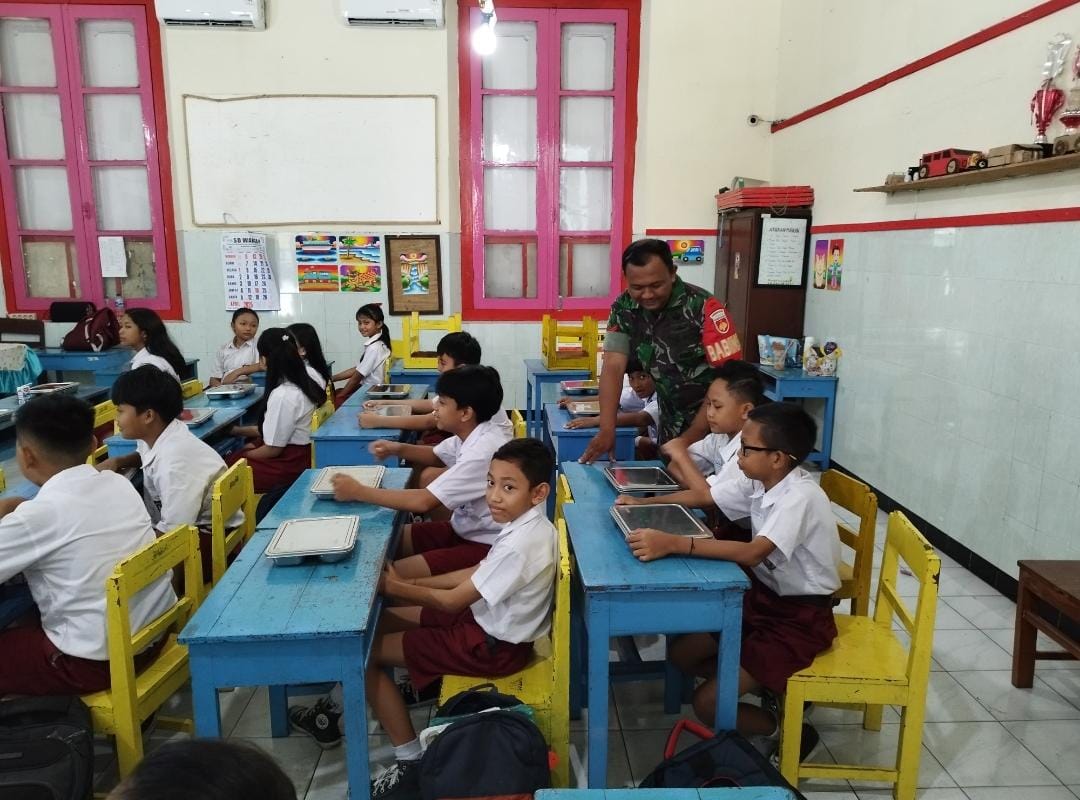 Tanpa Lelah, Babinsa Sudiroprajan Dampingi Pendistribusian Makan Bergizi Gratis di Sekolah