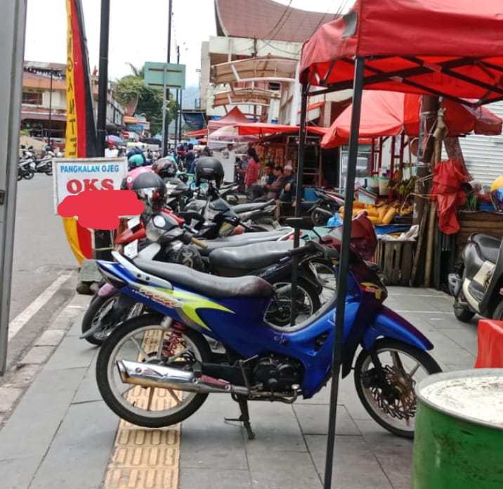 Hak Pejalan Kaki Tergusur ! Trotoar di Pasar Pusat Padang Panjang Disulap jadi Lahan Parkir