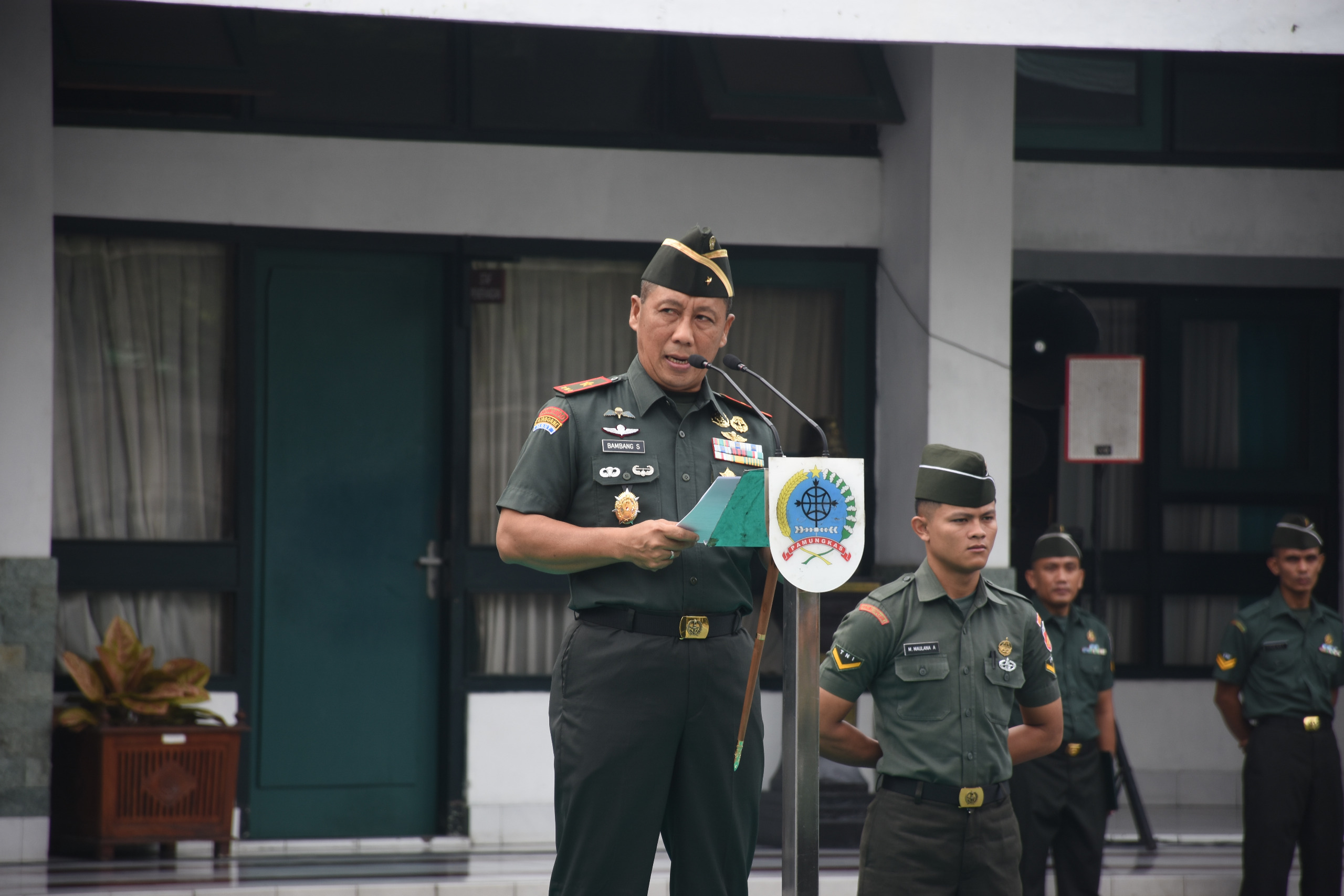 Komandan Korem 072/Pamungkas, Brigjen TNI Bambang Sujarwo, S.H., M.Sos., M.M., memimpin upacara bendera 17 April 2025