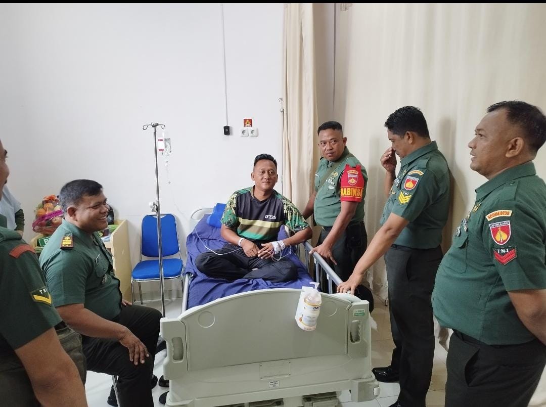 Wujud Kepedulian, Keluarga Besar Koramil 04/Jebres Besuk Anggota Yang Sedang Sakit