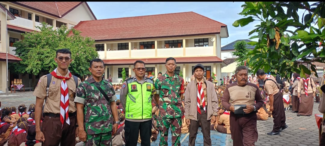 Tanamkan Kedisiplinan Dan Karakter, Babinsa Gilingan Latih kan PBB di SMK Negeri 2 Surakarta