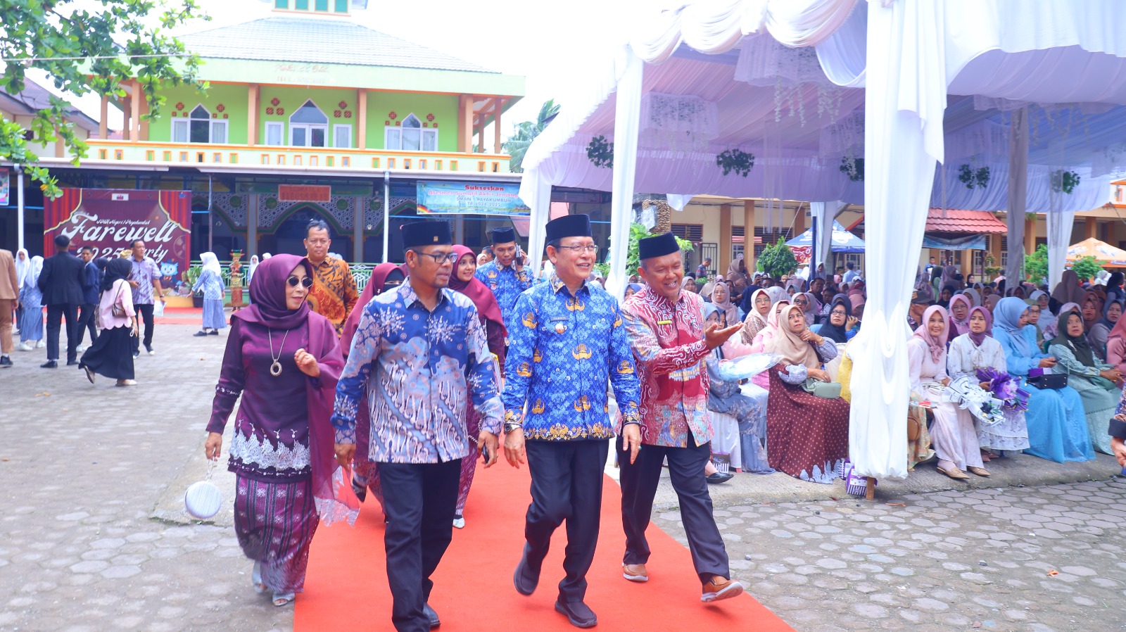 Zulmaeta  Hadiri Perpisahan  Siswa Kelas XII  SMAN 1 Payakumbuh