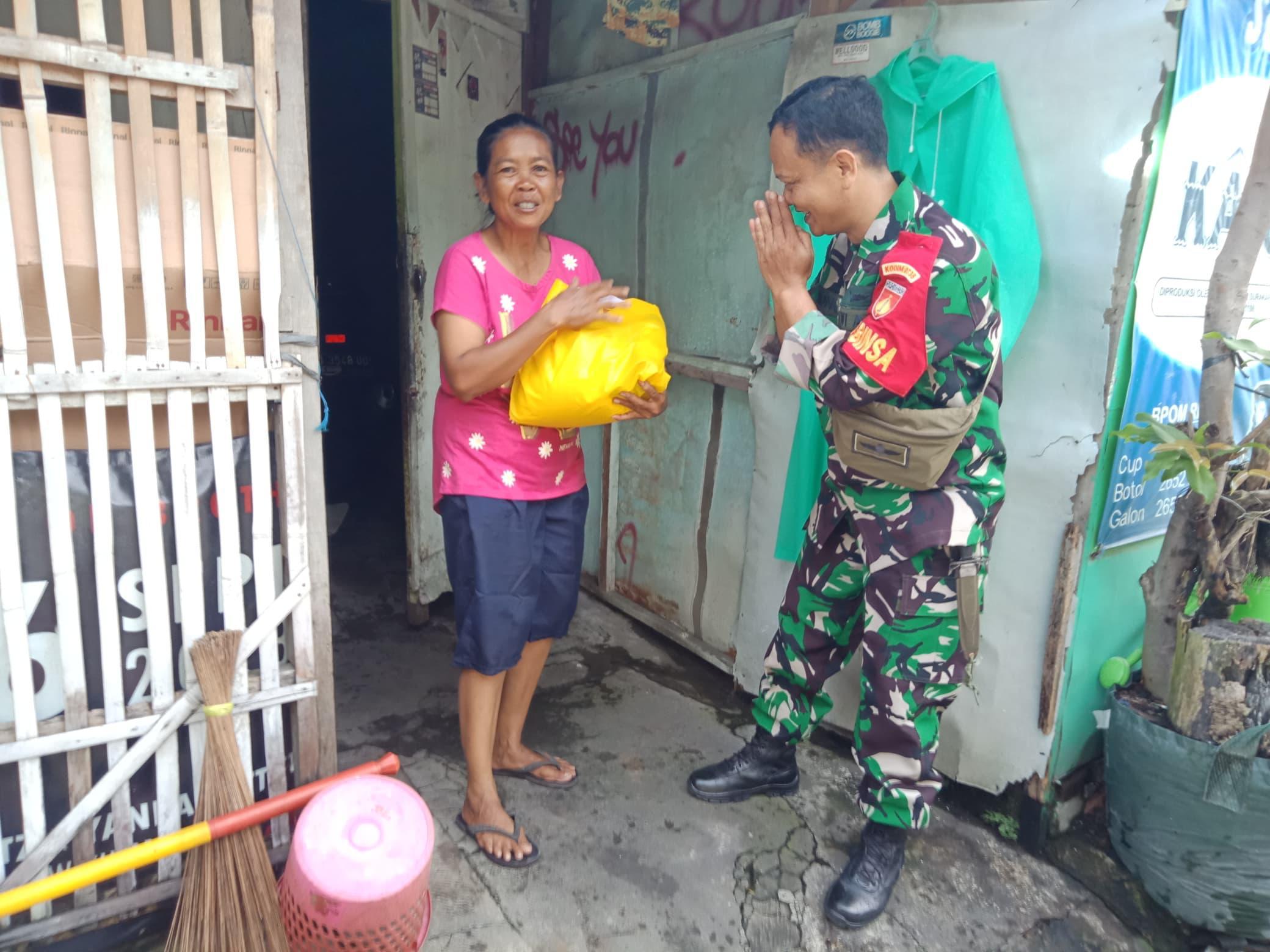 Jum’at Berkah Saling Berbagi”, Babinsa Kepatihan Wetan Berikan Bantuan Sembako Kepada Warga Kurang Mampu