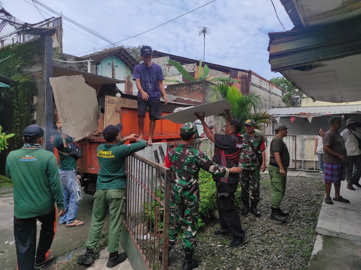 Koramil 05/Pasar Kliwon Bantu Bersihkan Reruntuhan Rumah Warga Yang Terkena Musibah