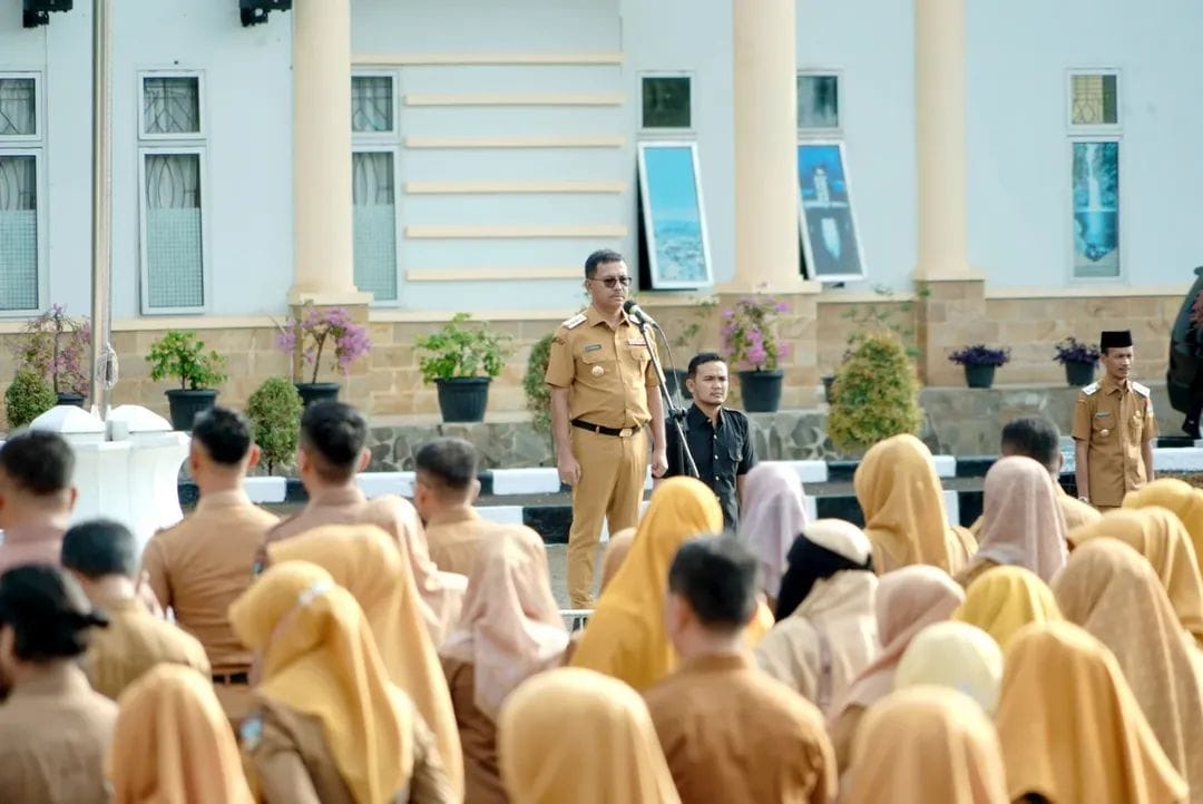 Bupati Khairunas Tekankan Pentingnya Komunikasi dan Semangat Supertim dalam Apel Gabungan ASN