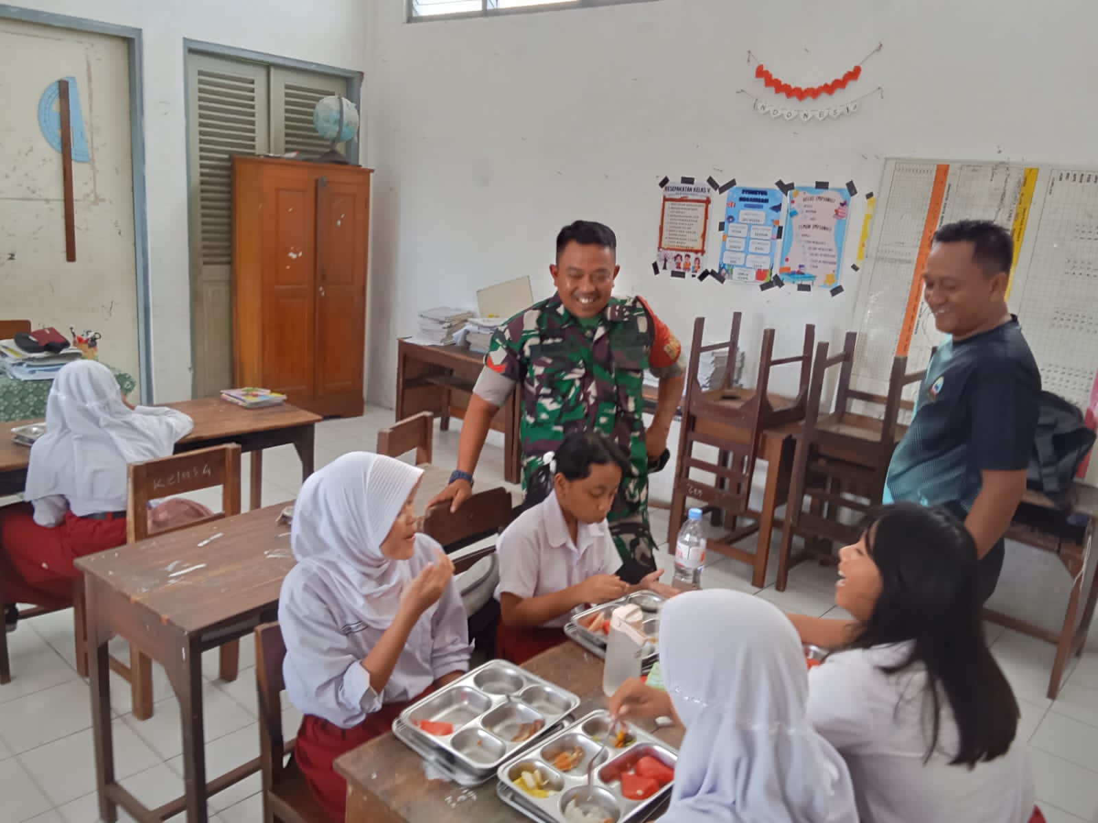 Sukseskan Program Pemerintah, Babinsa Tegalharjo Dampingi Pendistribusian Makan Bergizi Gratis Di Sekolah Wilayah Binaan