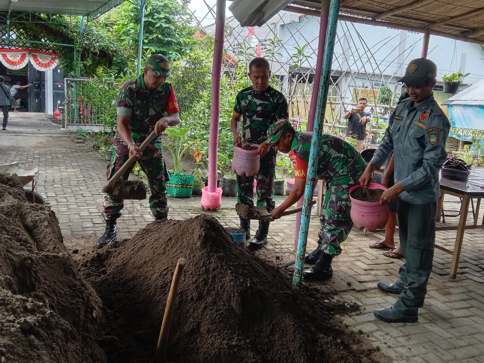 Sukseskan Program Ketahanan Pangan, Kodim 0735/Surakarta Gandeng Kelompok Tani Sumber Berkah Siapkan Lahan Dan Penyemaian Bibit Sayuran