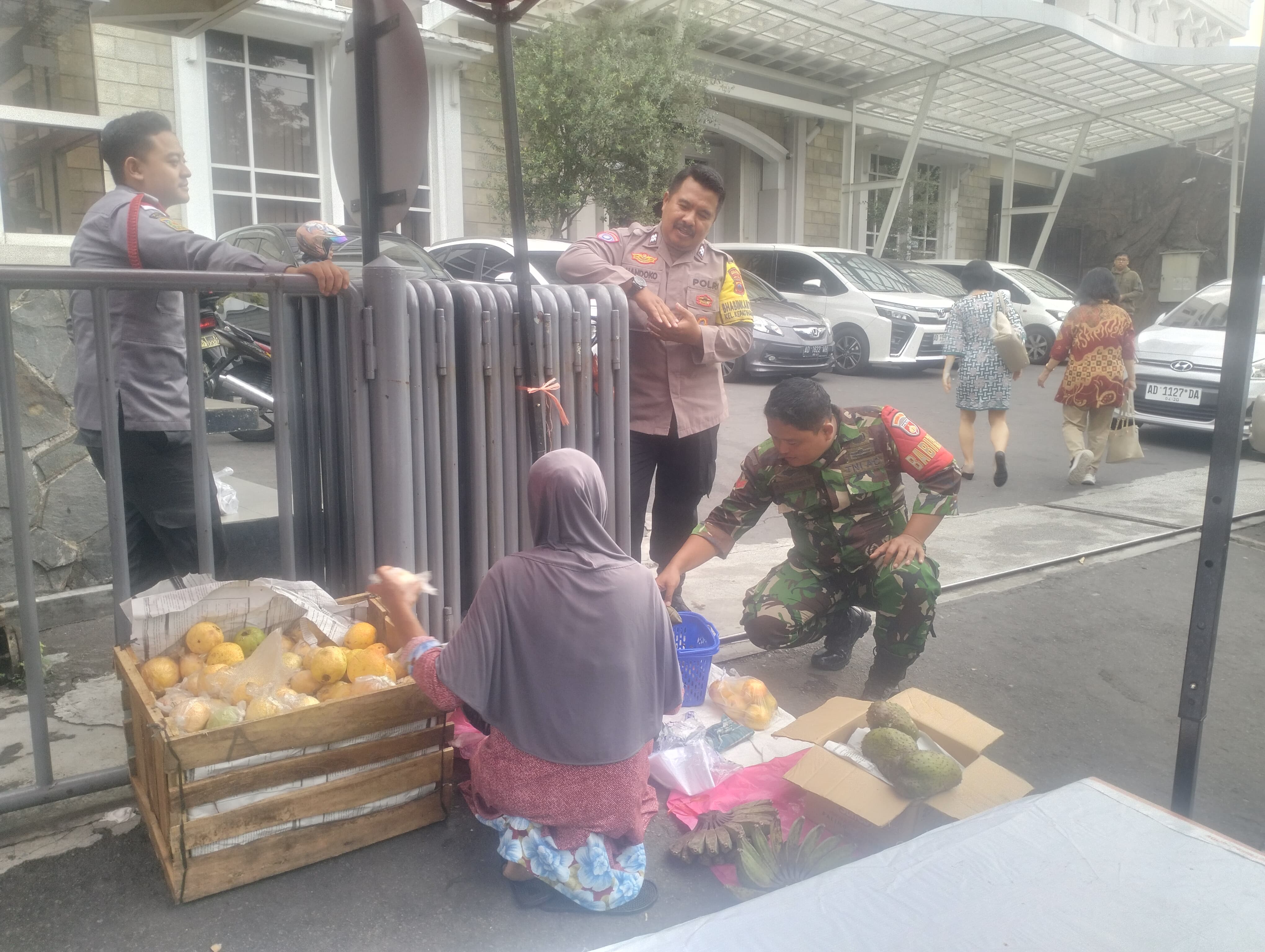 Majukan Perekonomian Wilayah, Babinsa Kepatihan Kulon Berikan Motifasi Kepada Pelaku UMKM di Wilayahnya