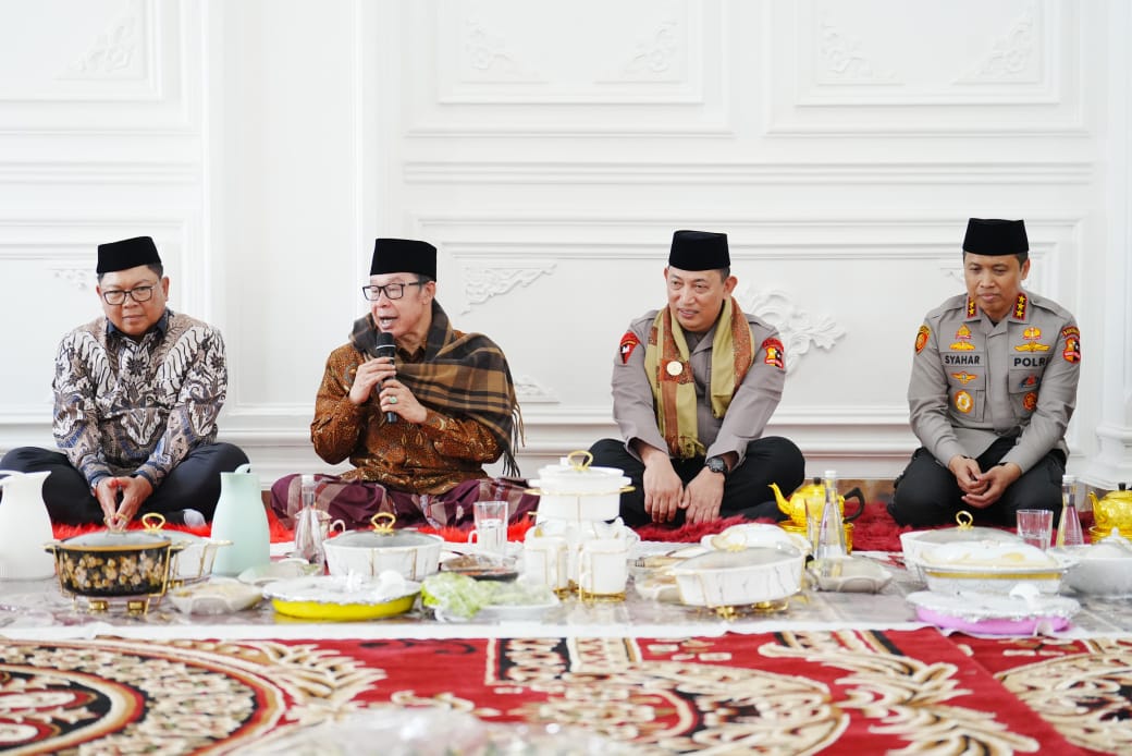 Kunjungi Buntet Pesantren Cirebon, Kapolri Silaturahmi ke Dewan Sepuh hingga Resmikan Pondok.
