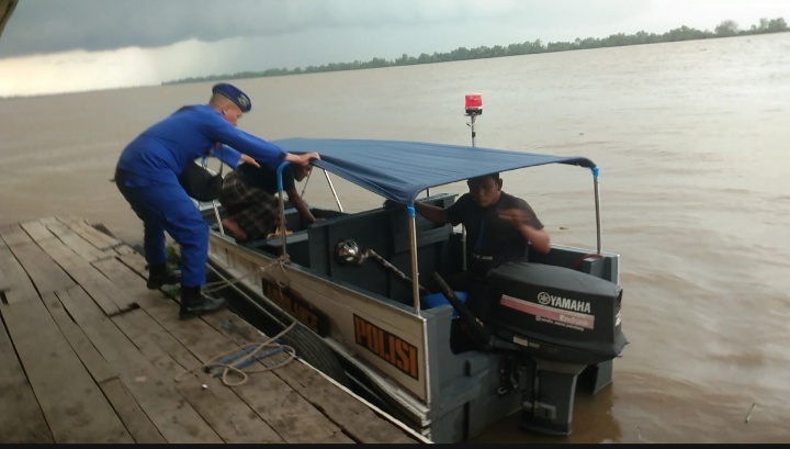 Sigap Ambulance Apung Ditpolairud Polda Sumsel Kembali Menjalankan Misi Kemanusiaan Evakuasi Warga Sakit