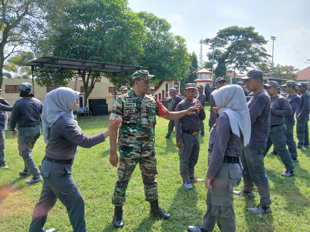 Babinsa Jebres Adakan Pelatihan Siaga Mandiri Satlinmas Sebagai Garda Terdepan Keamanan Lingkungan Kelurahan Jebres