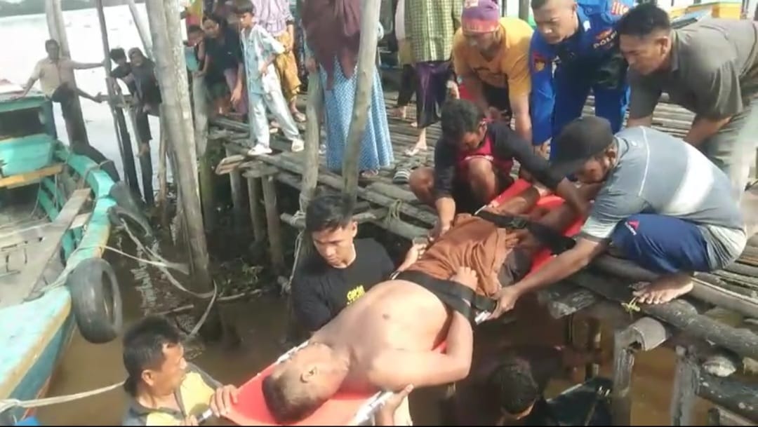 Dramatis, Detik detik Personel Polairud Polda Sumsel Evakuasi Warga Upang Terkena Serangan Strok ke Rumah Sakit