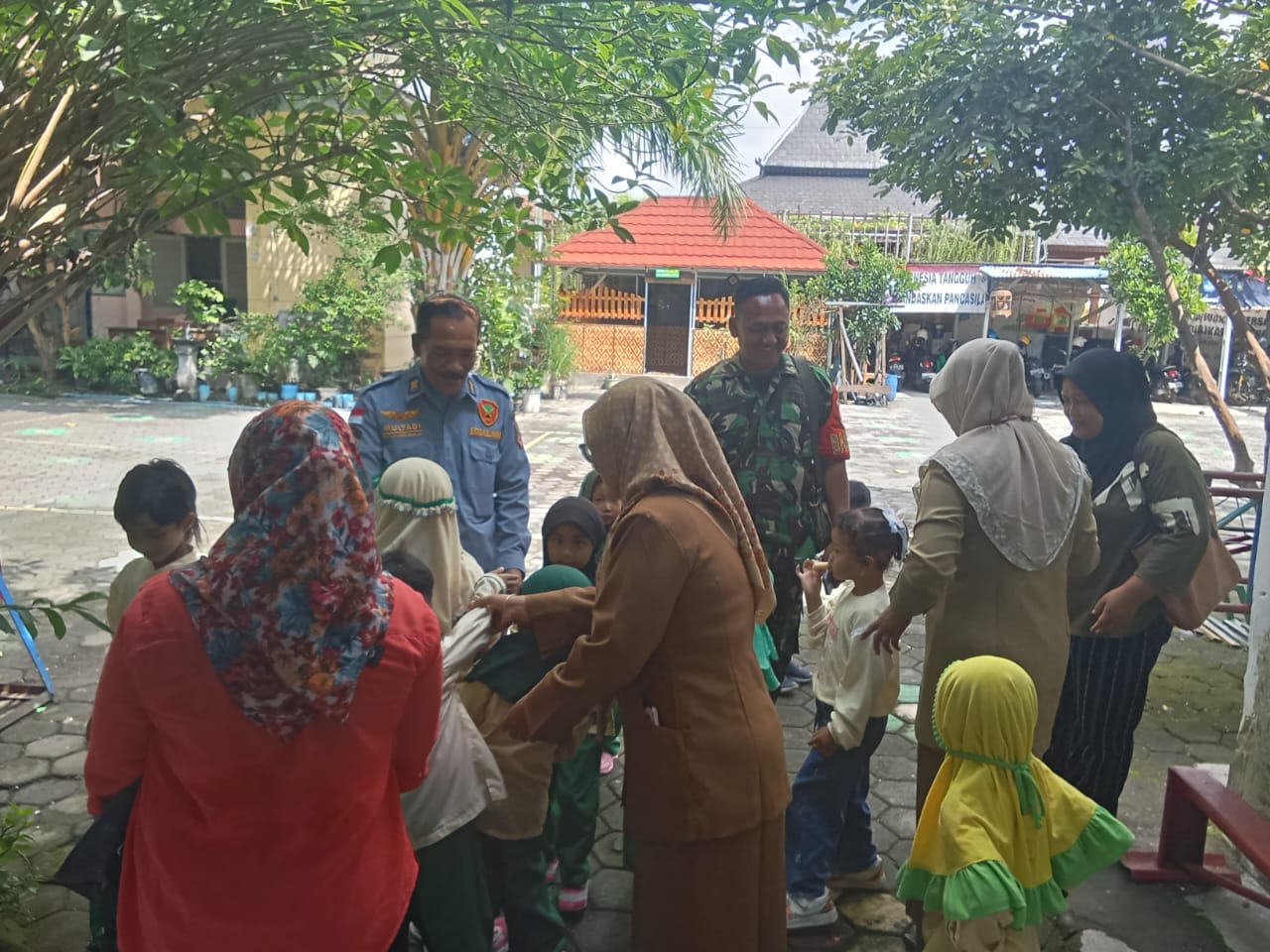Berkunjung Ke Sekolah TK Aisiyah, Babinsa Tegalharjo Bangkitkan Semangat Dan Motivasi Belajar Sejak Usia Dini