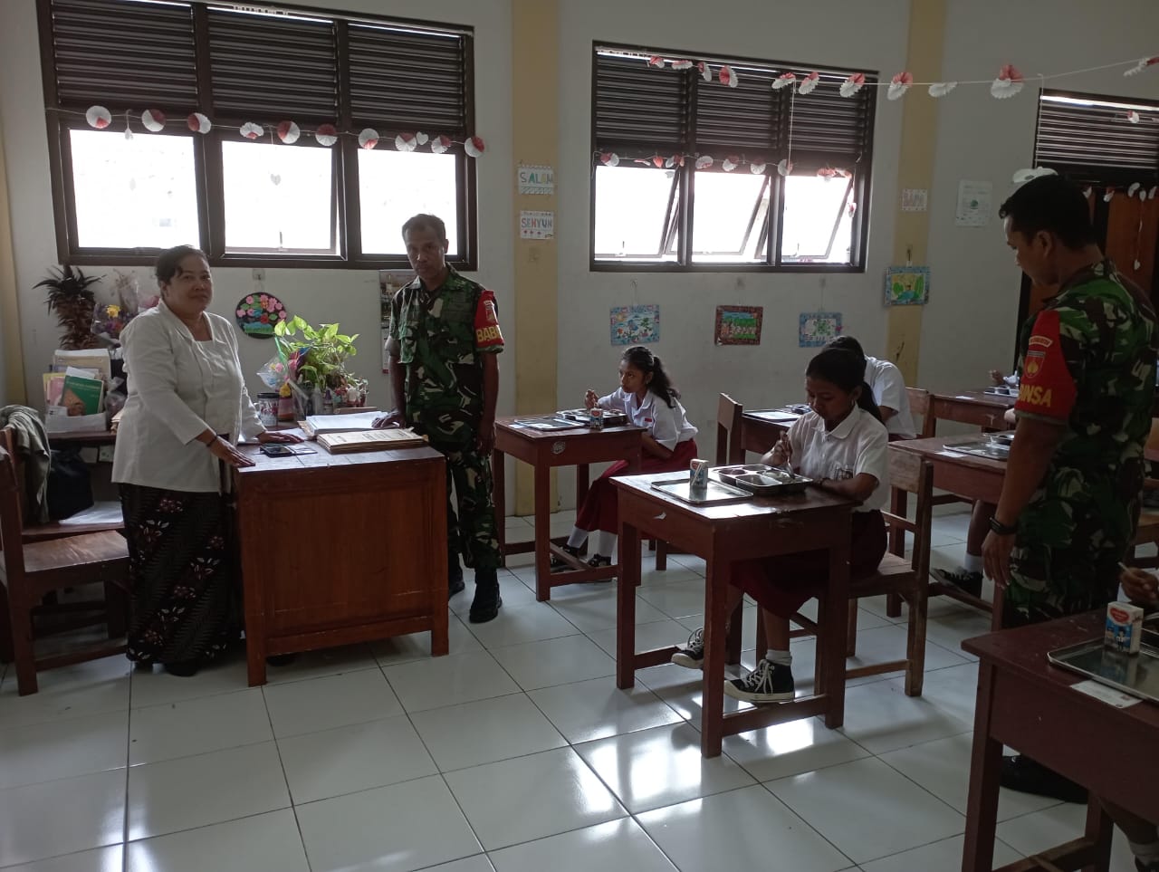 TNI Siap Mendukung Penuh Program Pemerintah” Babinsa Jagalan Bantu Pendistribusian Makanan Bergizi