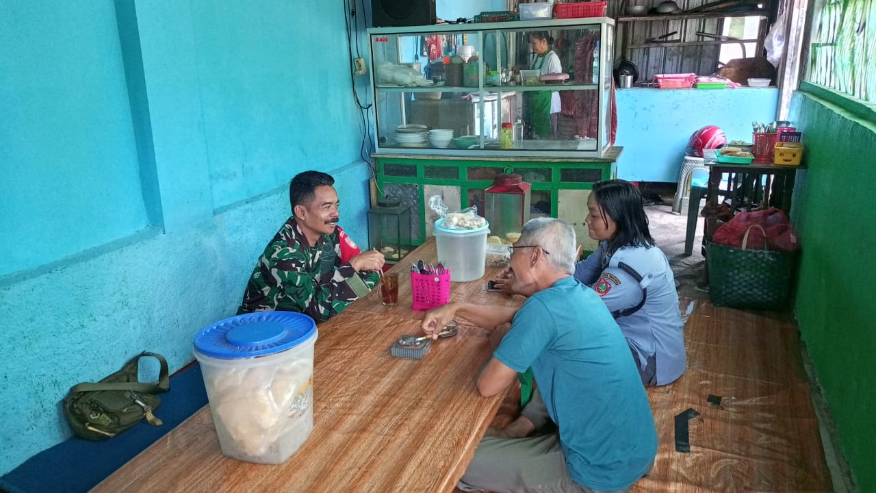 Sembari Menikmati Segelas Teh Manis, Babinsa Pucang Sawit Eratkan Tali Silaturahmi Bersama Warga