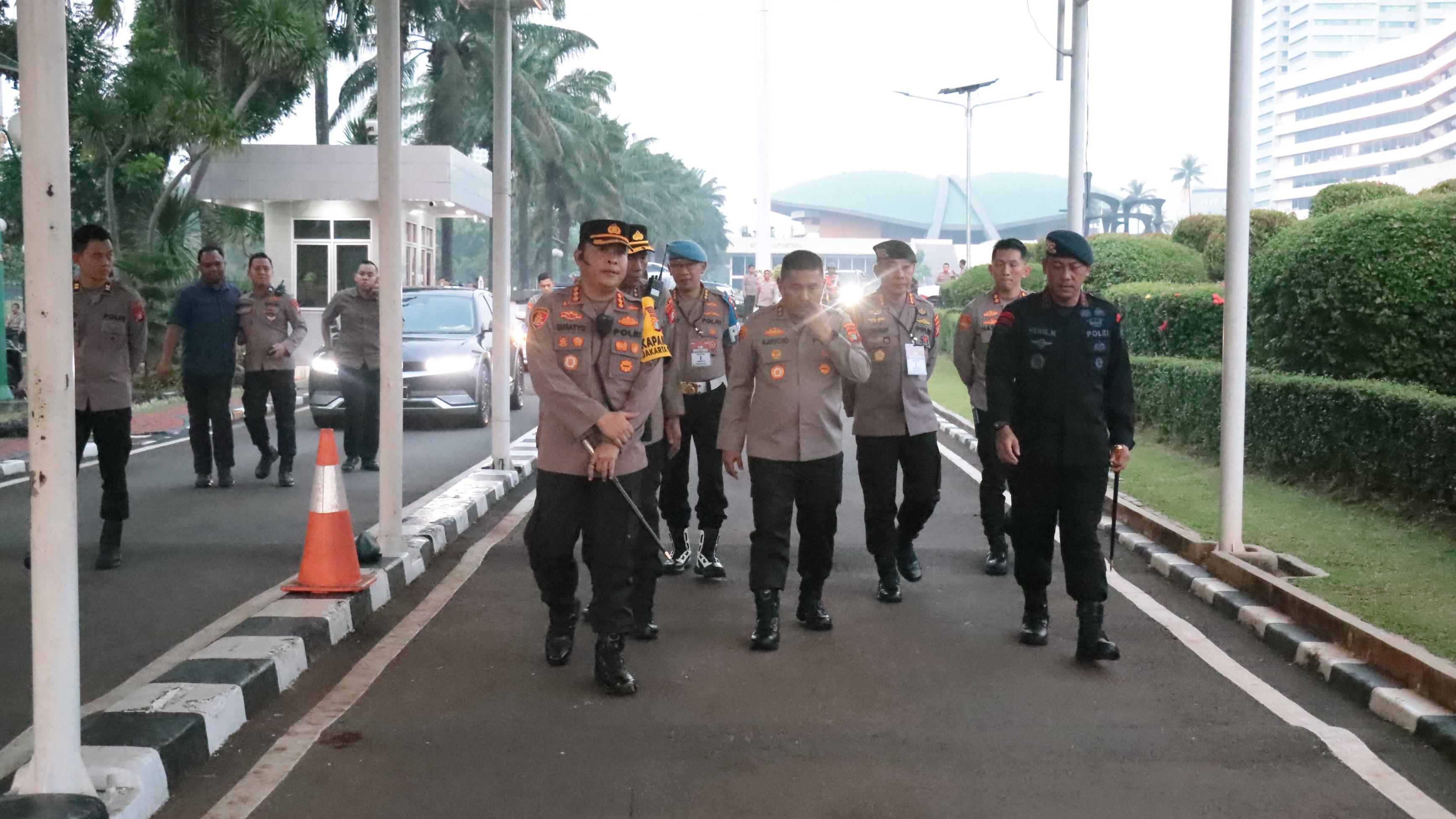Kapolda Metro Jaya Tinjau Langsung Situasi Keamanan May Day 2025 di Sekitar Gedung DPR/MPR RI
