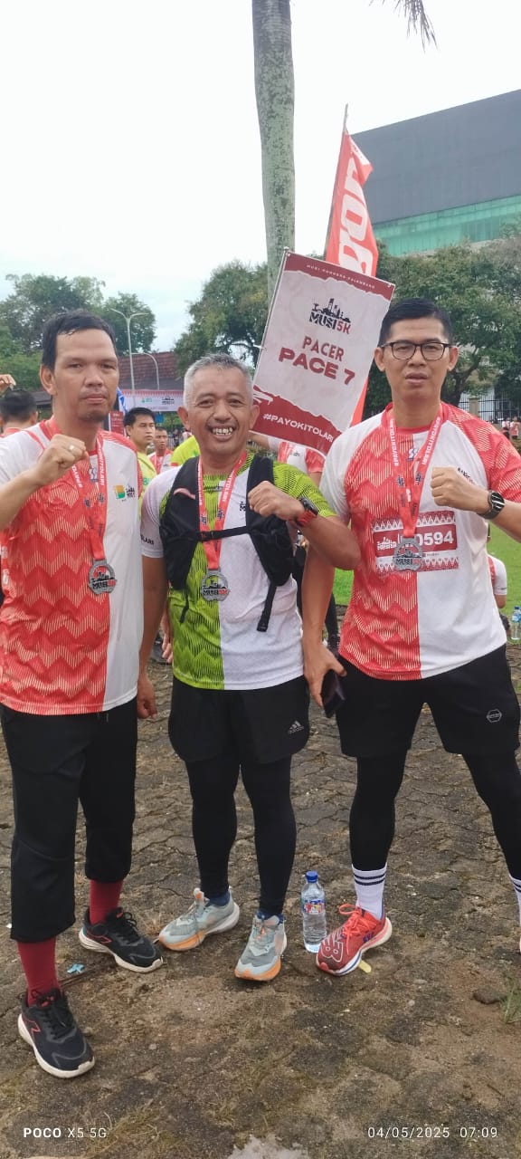 Aipda Muhammad Aliudin Personil Bid Humas Polda Sumsel ikut Lomba Lari Musi 5K.