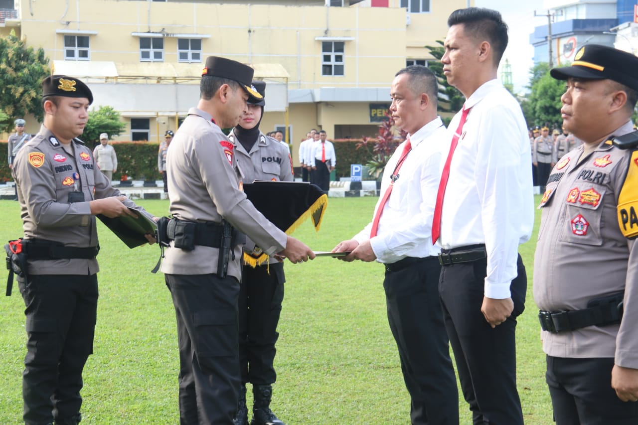 Wakapolda Sumsel Pimpin Apel Pagi dan Berikan Penghargaan Kepada Personel Polda Sumsel yang Berprestasi”