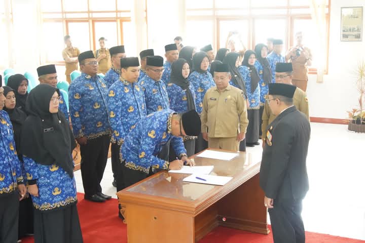 Bupati Eka Putra Lantik 37 pejabat Eselon 3 di aula Kantor Bupati