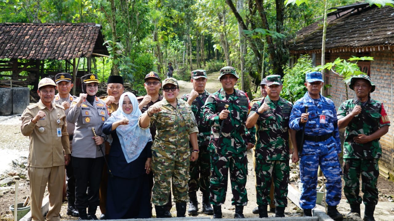 Bupati Gunungkidul buka TMMD ke-124, bangun jalan di Padukuhan Ngunut Kidul bersama TNI