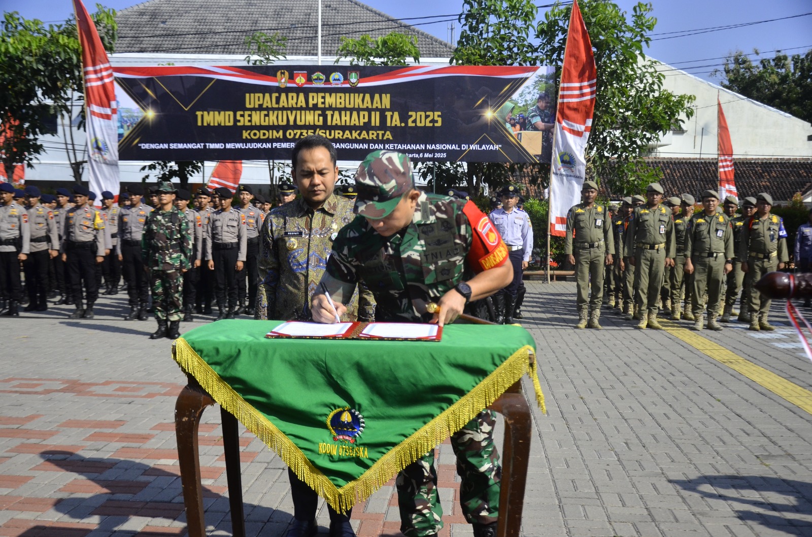 Pemukulan Gong Dan Peletakan Batu Pertama Tandai Dimulainya TMMD Sengkuyung Tahap II di Wilayah Kodim 0735/Surakarta