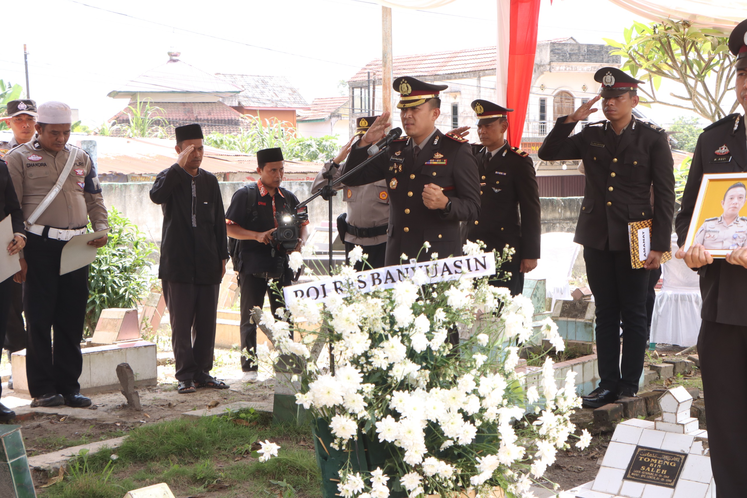 Beri Penghormatan Terakhir, Kapolres Banyuasin Pimpin Upacara Pemakaman Aipda Darmawan