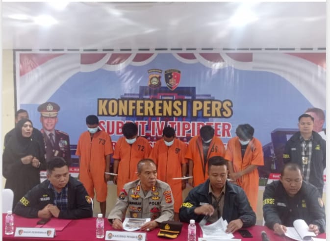 5 Tersangka ilegal Loging di amankan Subdit IV Tipidter Ditreskrimsus Polda Sumsel