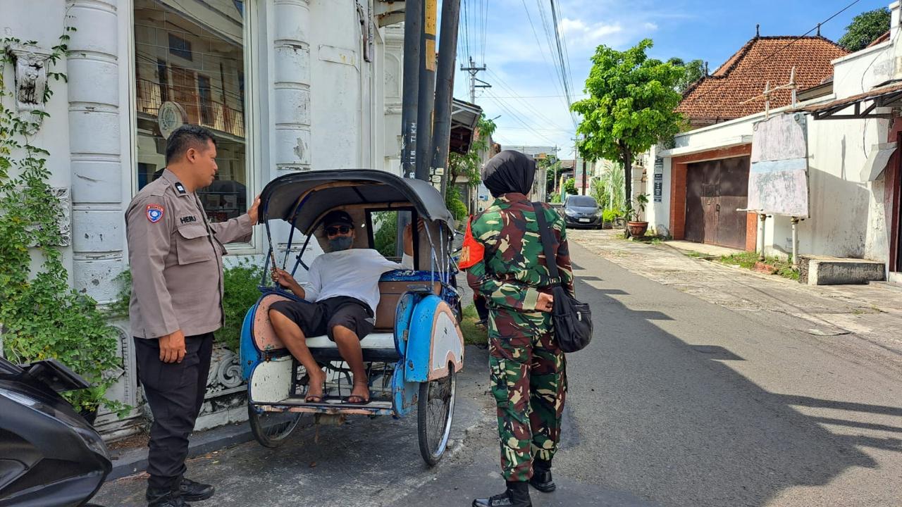 Komsos Dengan Tukang Becak Babinsa Laweyan Ingatkan Agar Selalu berhati-hati Dan Tertib Berlalulintas