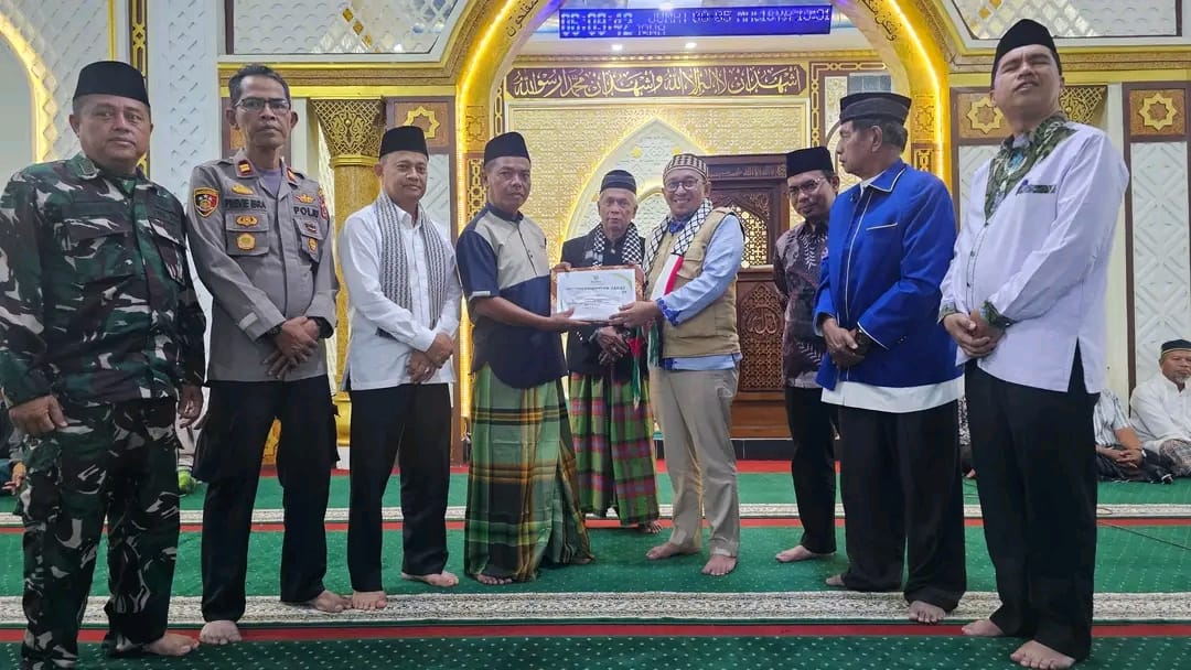 Bupati Eka Putra Serahkan Bantuan Korban Kebakaran, Imbau Warga Tingkatkan Kewaspadaan