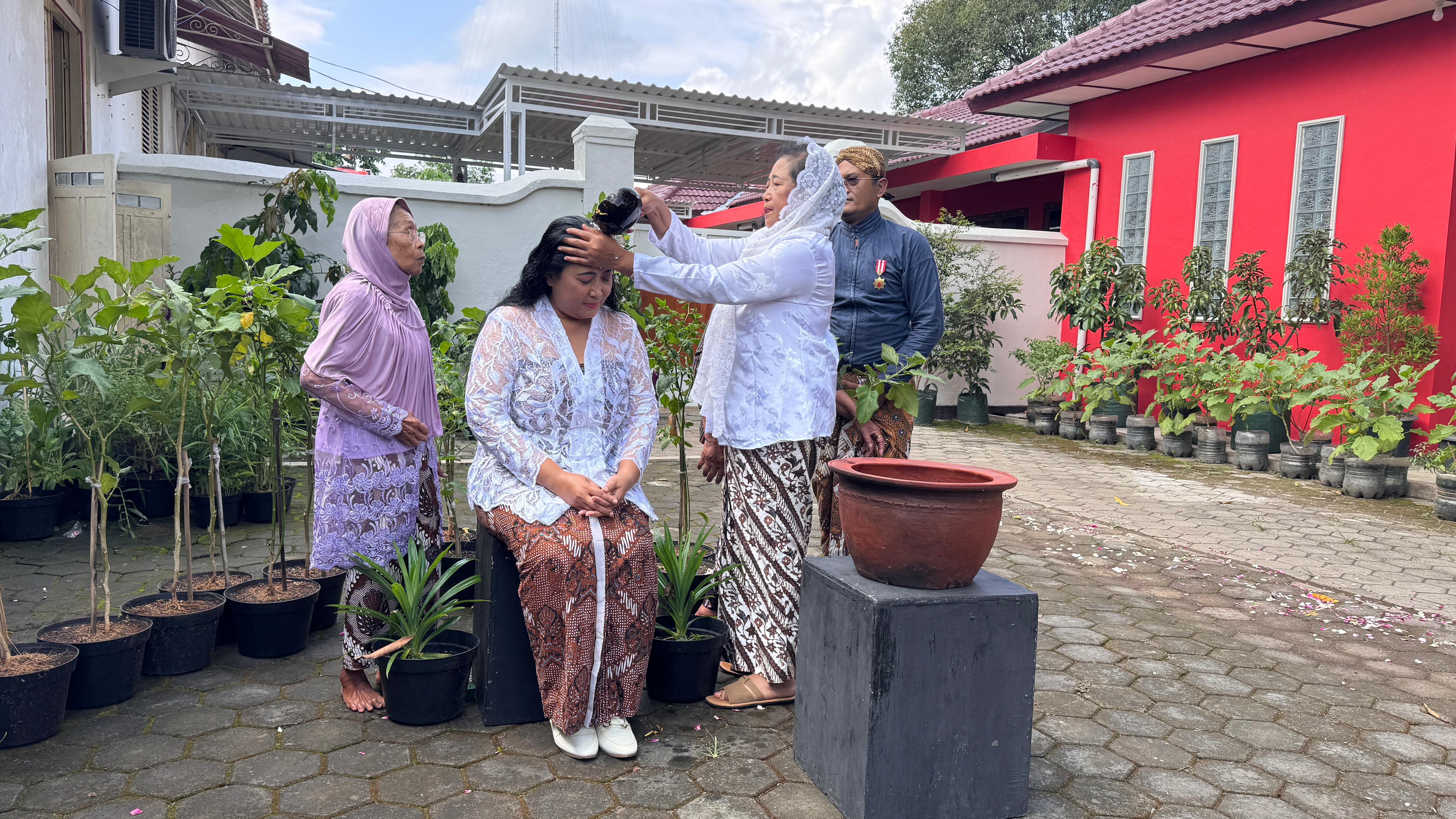 Bupati Gunungkidul Endah Subekti Kuntariningsih menjalani prosesi ruwatan