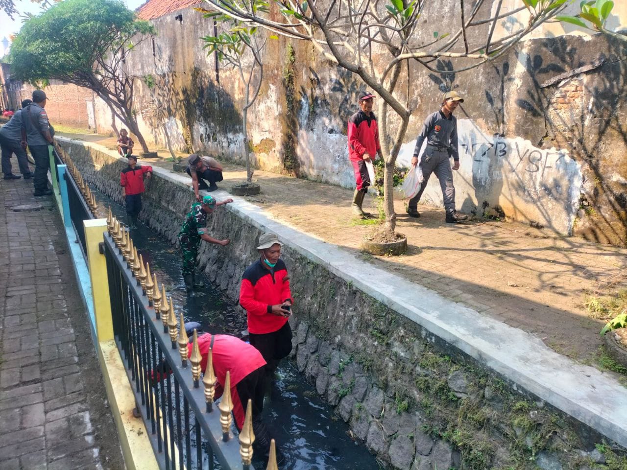 Cegah Banjir Saat Hujan Deras Tiba, Babinsa Purwosari Tak Segan Terjun Ke Parit Bersihkan Sampah Dan Rumput Liar