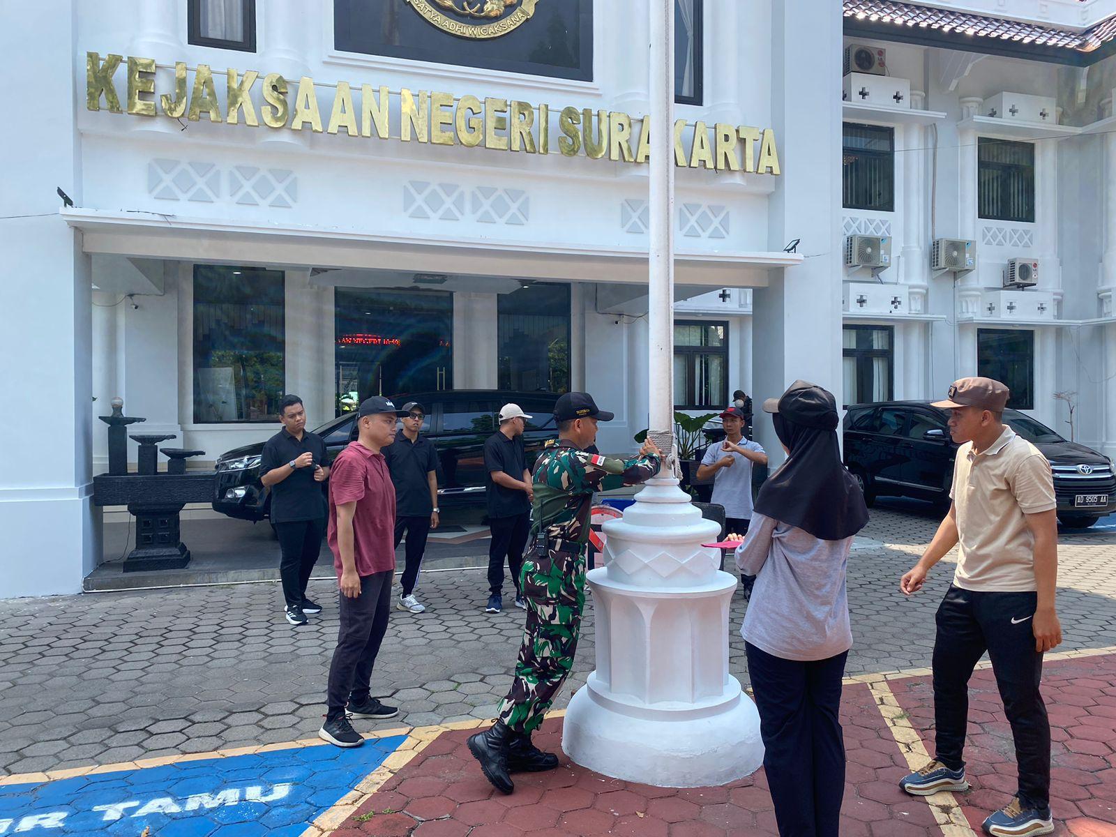 Babinsa Kepatihan Wetan Latih Dan Siapkan Petugas Upacara Bendera di Kantor Kejaksaan Negeri Surakarta