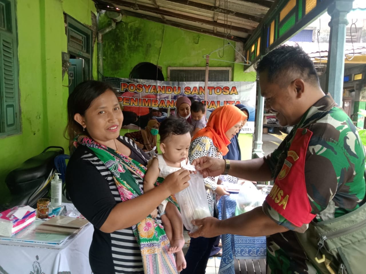 Peduli Kesehatan Warga, Babinsa Koramil 05/Pasar Kliwon Dampingi Posyandu di Wilayah Binaan