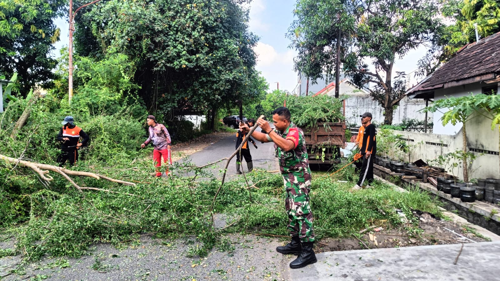 Demi Keselamatan Warga, Babinsa Manahan Terjun Ke Lapangan Bantu Pemangkasan Pohon