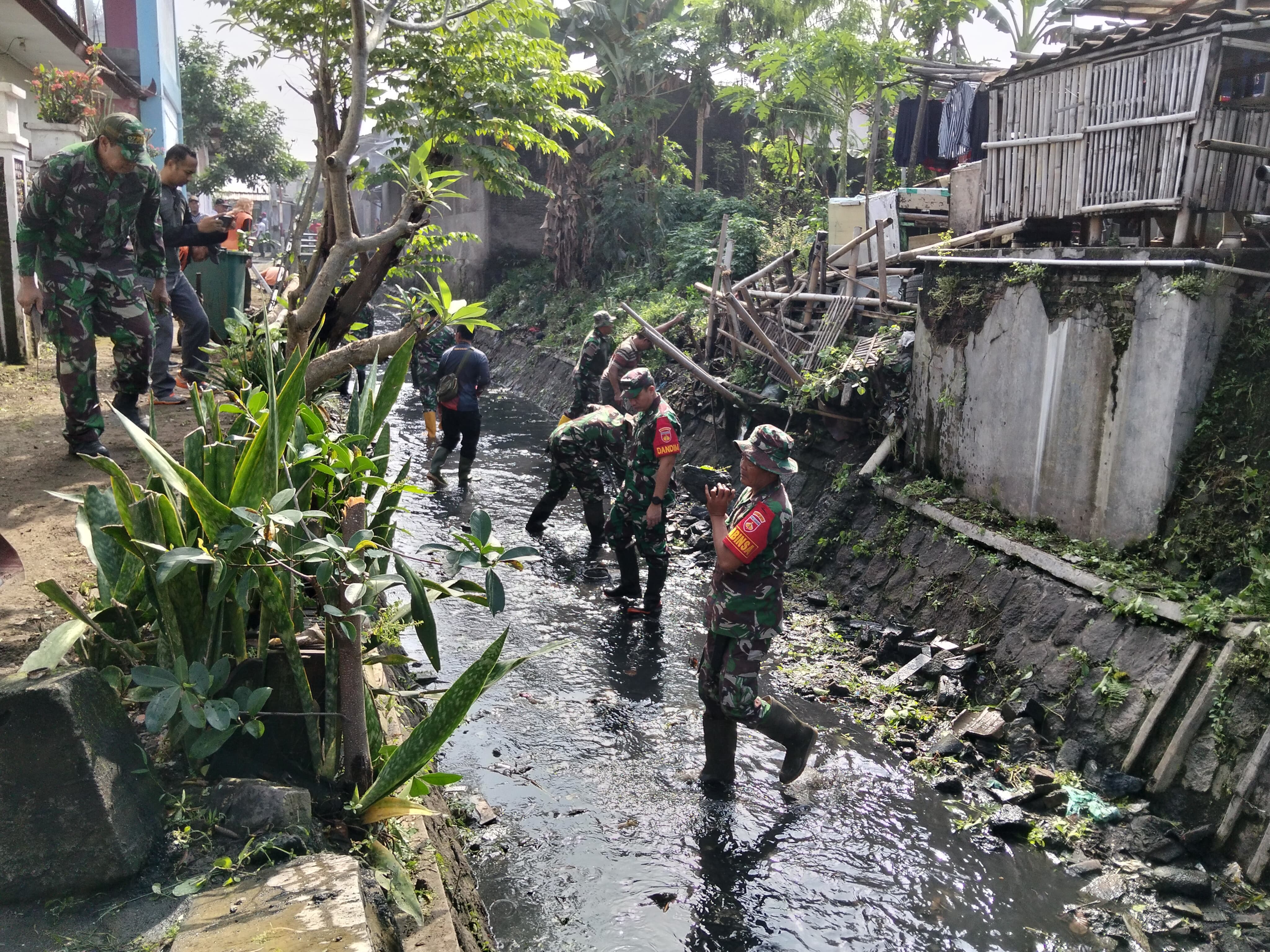 Peringati Harkitnas 2025, Dandim 0735/Surakarta Terjun Langsung Pimpin Pembersihan Sampah Dan Rumput Liar di Sungai Buntung