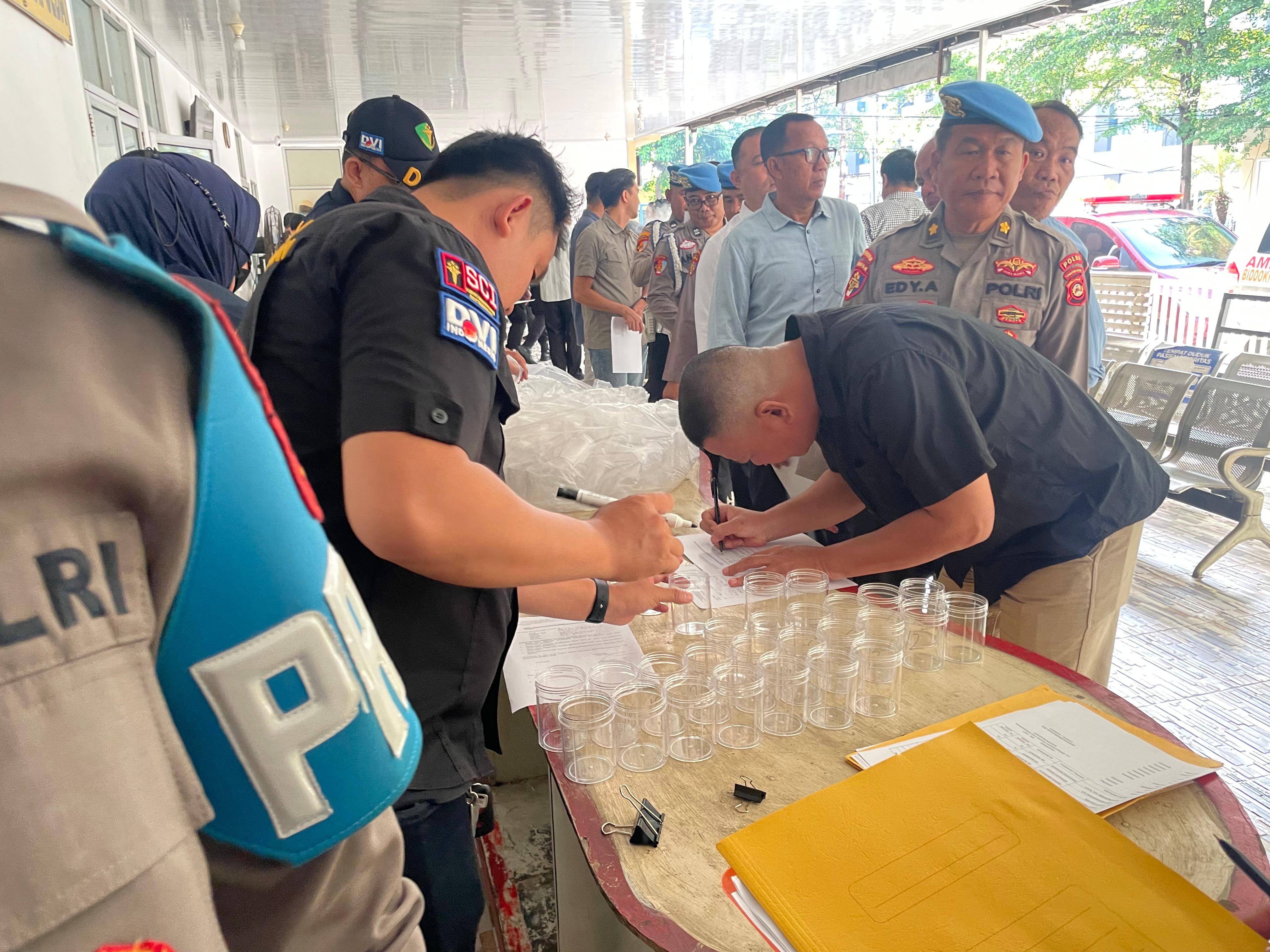 Polda Sumsel menggelar tes urine dadakan terhadap Ratusan personel.