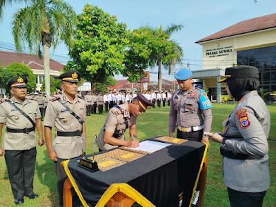 Sejumlah perwira Polres Gunungkidul resmi berganti posisi. Serah terima jabatan digelar di halaman Polres Gunungkidul