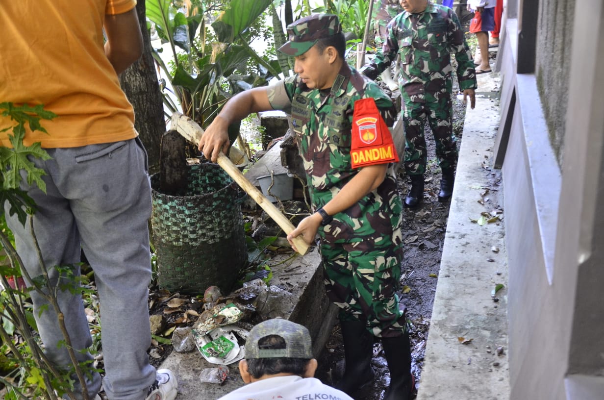 Gotong Royong Jaga Lingkungan, Dandim 0735/Surakarta Terjun Langsung Pimpin Pembersihan Saluran Air