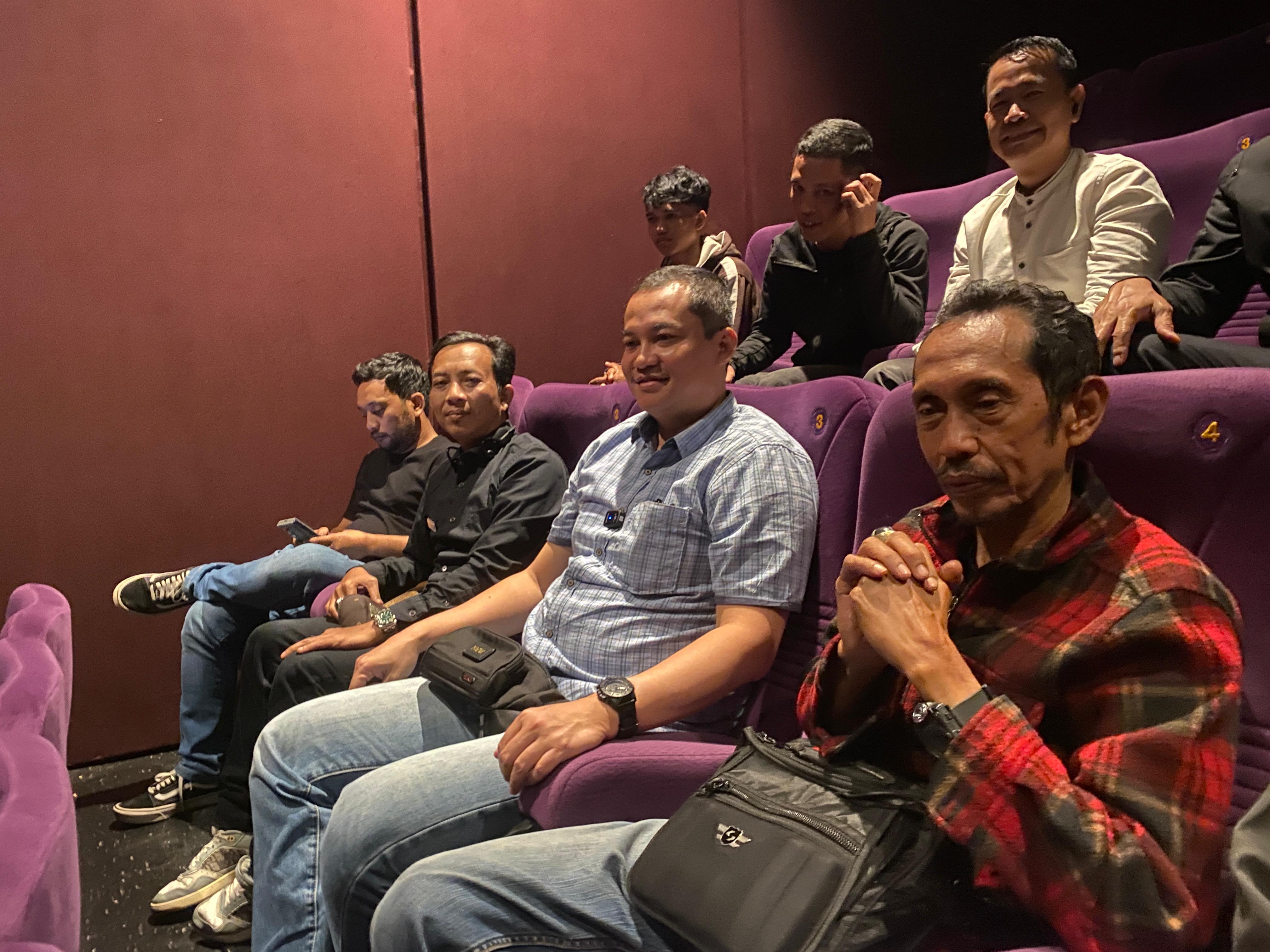 Bidhumas Polda Sumsel bersama perwakilan Jurnalis Gelar Nobar Film “Sayap-Sayap Patah 2.